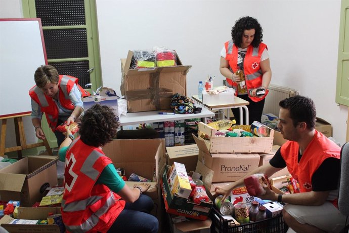 Voluntarios de Cruz Roja recogen alimentos