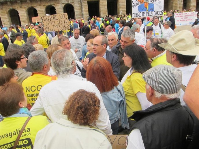 Jorquera dialoga con afectados por prefentes en Santiago