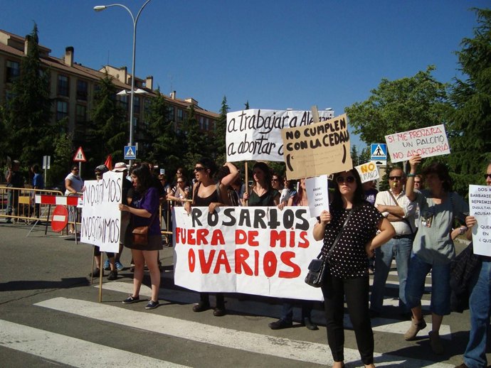 Manifestantes antes de la llegada de Escudero