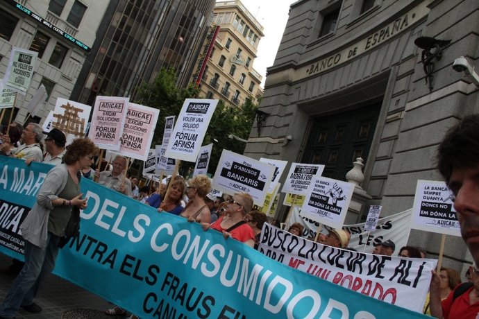 Manifestación convocada por Adicae contra los abusos de la Banca