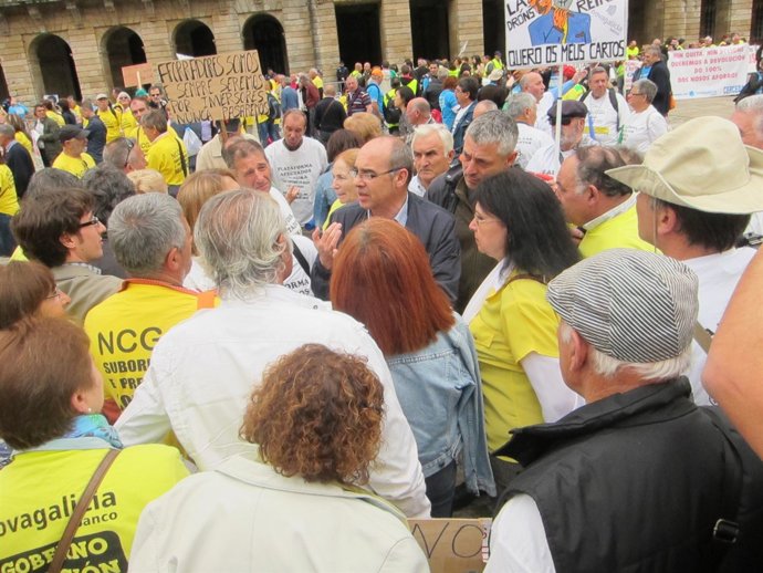 Jorquera dialoga con afectados por prefentes en Santiago