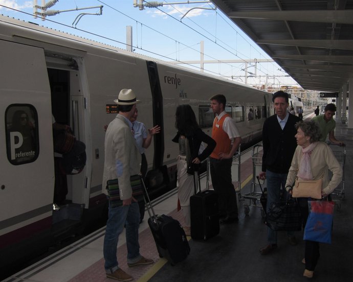 Usuarios del AVE que bajan en la estación de Alicante
