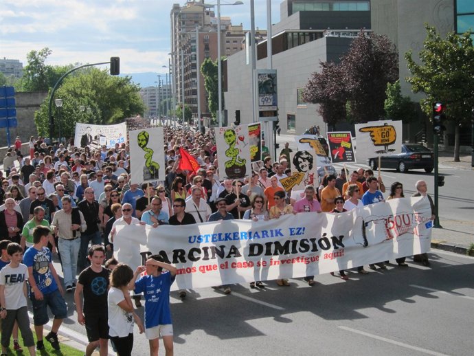 Manifestación convocada por Kontuz  para reclamar la dimisión de Barcina