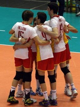 España vence a Hungría en la Liga Europea de voleibol