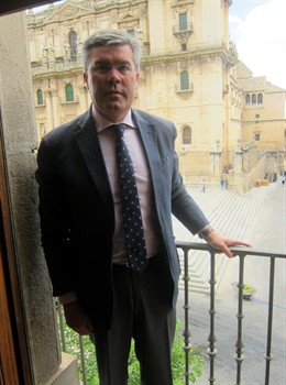 Fernández de Moya, con  la plaza de Santa María y la Catedral detrás.