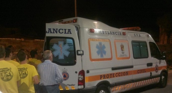 Vecinos de Carbonero, junto a la ambulancia