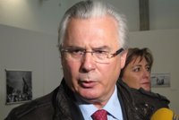 Garzón muestra su "interés" en defender los derechos de Snowden