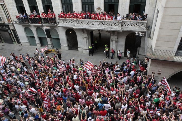 Recepción del Girona  FC delante del Ayuntamiento