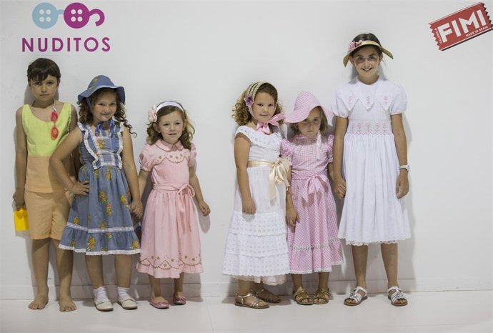 Imagen de niños en una pasarela de FIMI