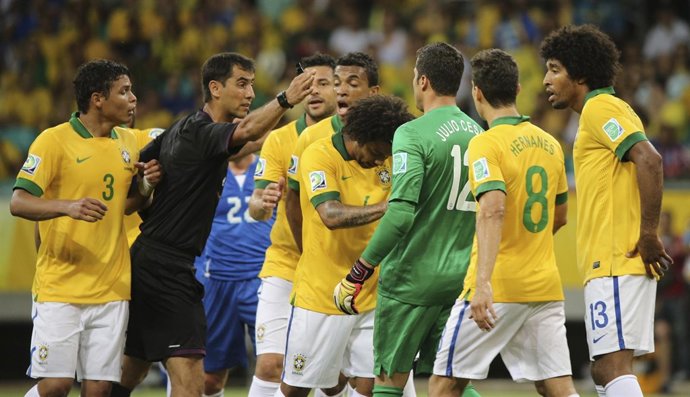 La seleccion brasileña protesta al arbitro Ravshan Irmatov 