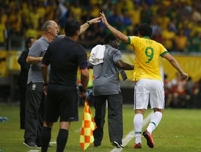 Fred y Scolari celebrando un gol de Brasil