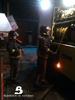 Extinción de incendio industrial en Tineo