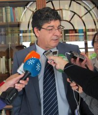 Valderas aspira a un déficit del 2,2% y rechaza el "chantaje" de que se ligue a "eliminar instituciones autonómicas"