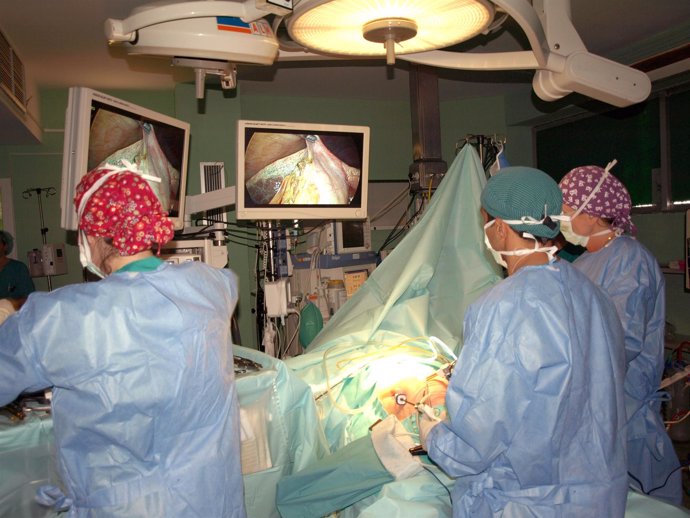 Cirujanos practican una laparoscopia en el Hospital General