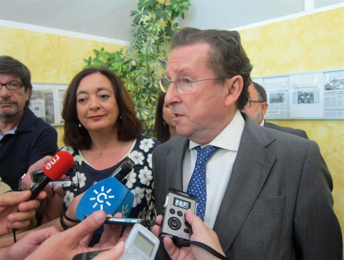 Emilio De Llera, junto a Mar Moreno, atiende a los periodistas.