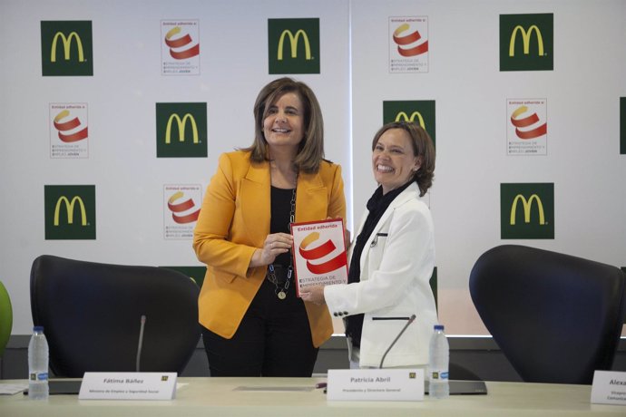 Fátima Báñez y Patricia Abril