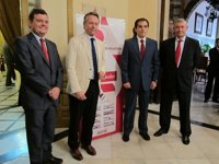 El alcalde pregunta si debe pedir "de rodillas o tumbado" que Griñán le reciba