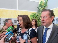 Moreno lamenta críticas del PP a unas becas "únicas de Andalucía" sin poner "ninguna" a la "nefasta política" estatal