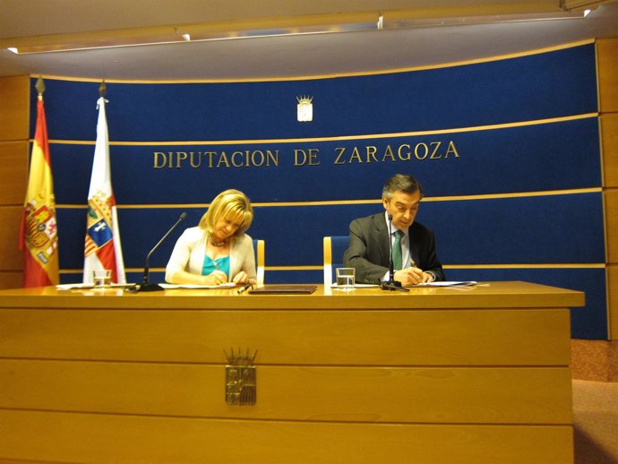 La consejera y el presidente de DPZ firmando el acuerdo para mejoras en colegios
