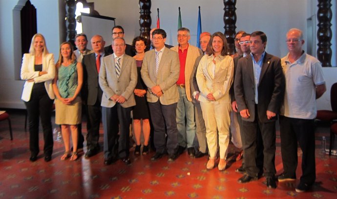 Valderas preside la firma del Pacto por la solidaridad y la cooperación