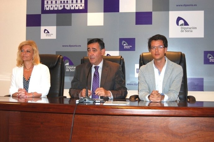 Pardo (C) durante la rueda de prensa de balance