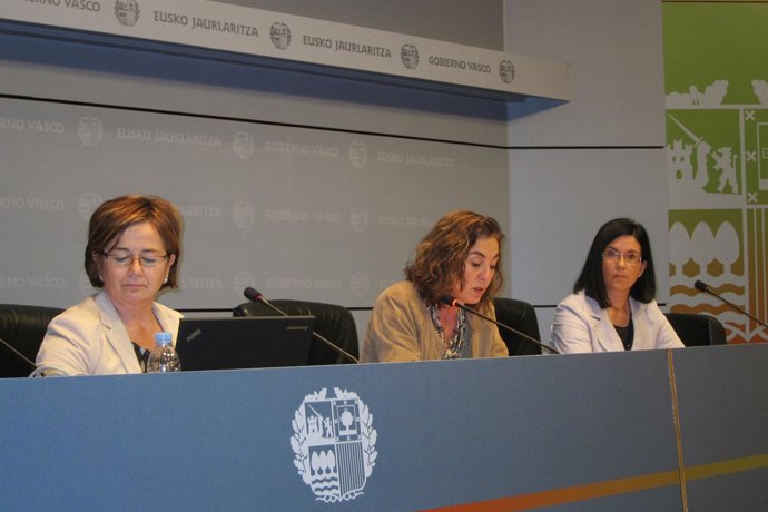 La consejera Cristina Uriarte, y la presidenta de Emakunde, Izaskun Landaida