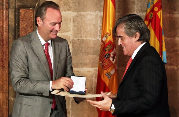 Fabra entrega reconocimientos a los miembros de Comisión de Codificación Civil