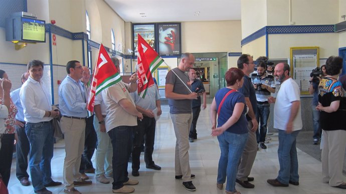 Imagen de representantes de la plataforma Huelva-Zafra en Renfe.