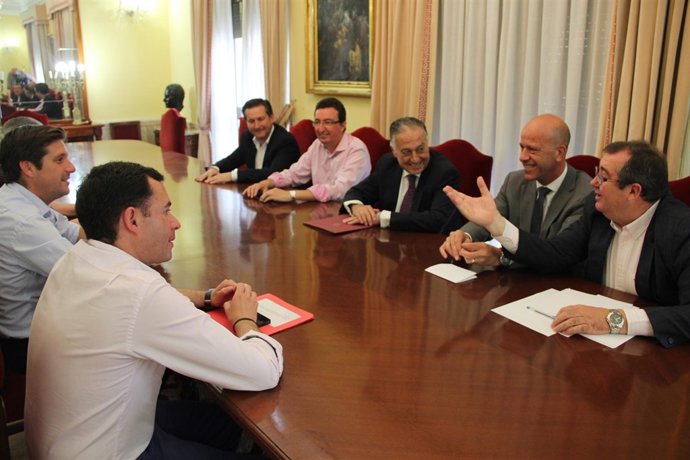 Reunión del subdelegado con dirigentes del PP. 