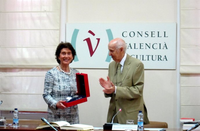 Paloma O'Shea recibe la medalla del CVC de manos de Santiago Grisolía