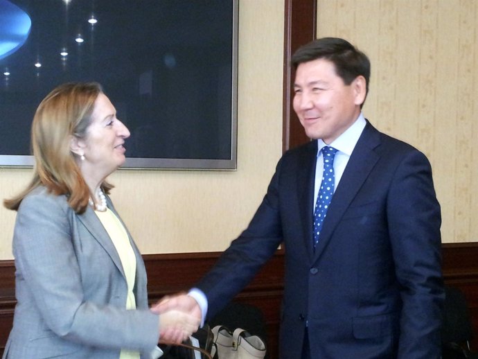 La ministra de Fomento con el ministro de Transportes de Kazajstán