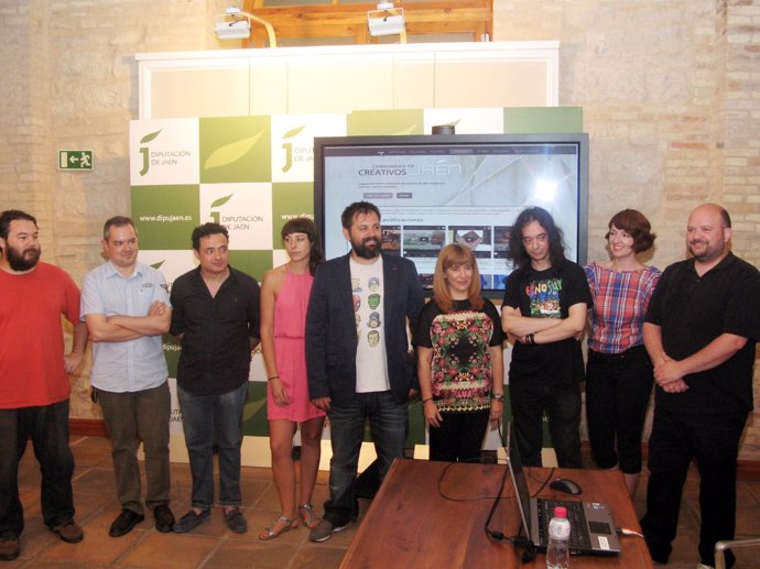 Olivares y miembros de la plataforma 2.0 Comunidad de Creativos Jaén.