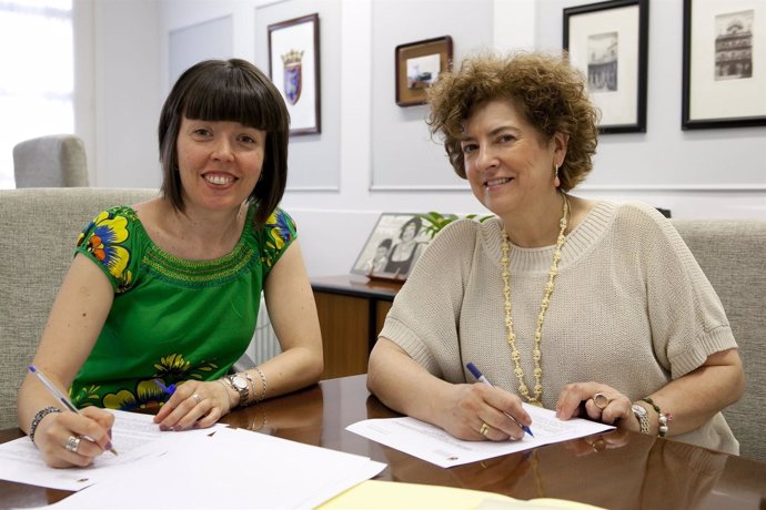 Blanca Esther Villanueva y Ana Lezcano firmando el convenio