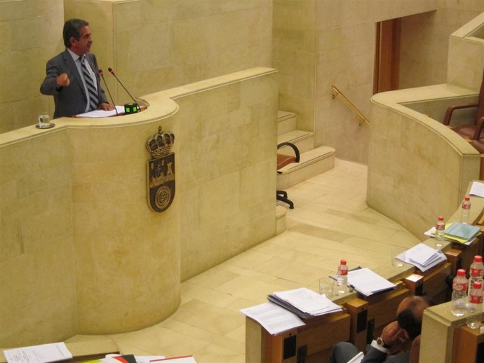 El expresidente regional Miguel Ángel Revilla, dirigiéndose a Ignacio Diego