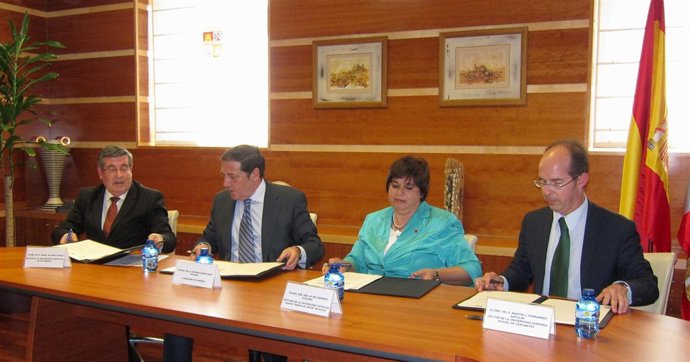 Sáez Aguado (segundo por la izquierda) junto a rectores de UPSA, UCAV y UEMC