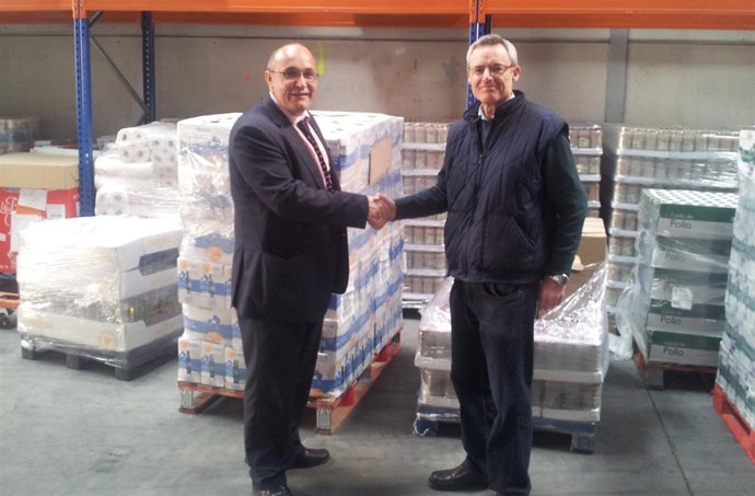 Foto entrega comida al Banco de Alimentos