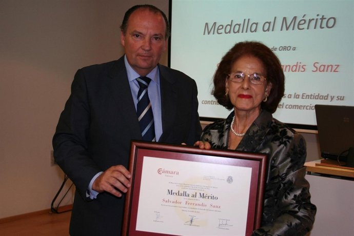 Entrega de la medalla de oro