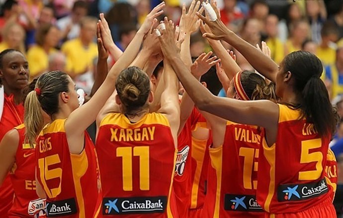 La selección española de baloncesto femenino celebra un triunfo