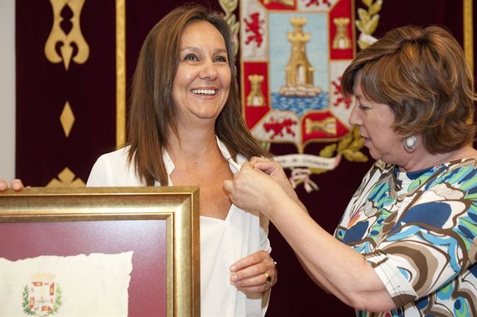 La escritora María Dueñas recibe el premio Cartagenera del Año 2011