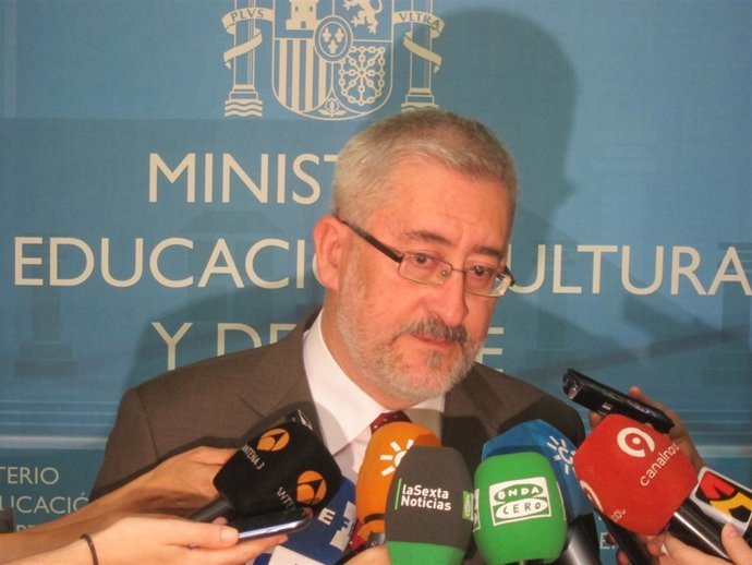 El consejero andaluz Antonio Ávila atiende a los periodistas