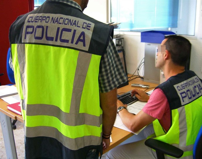 Dos de los agentes que han practicado las detenciones