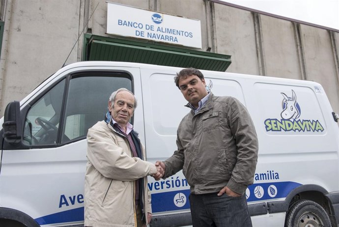 Almagro y González tras la entrega de la donación de Sendaviva