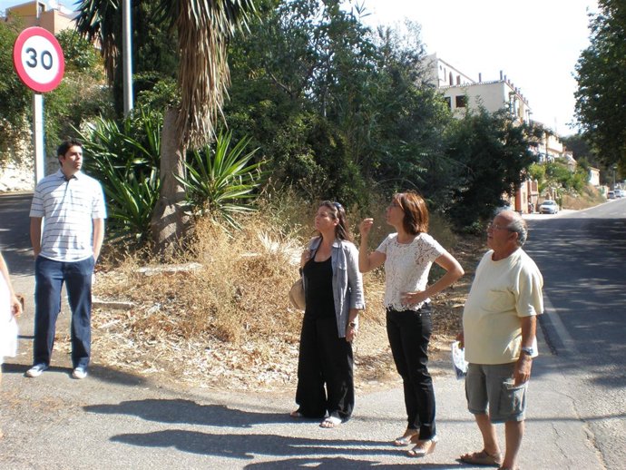 La portavoz del PSOE, María Gámez, con vecinos de Monte Dorado