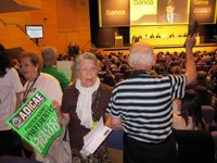 La Junta General de Bankia arranca entre protestas de unos 60 afectados por preferentes, desahucios y trabajadores