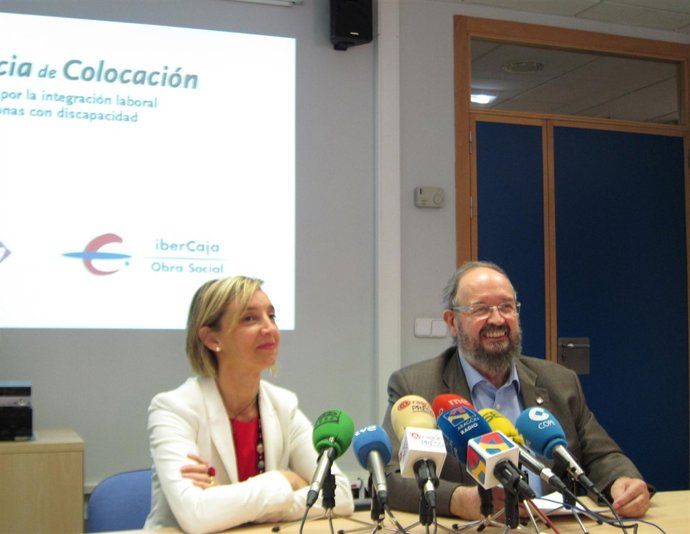 Fernández y Monserrate en la presentación de datos de la Agencia de Colocación