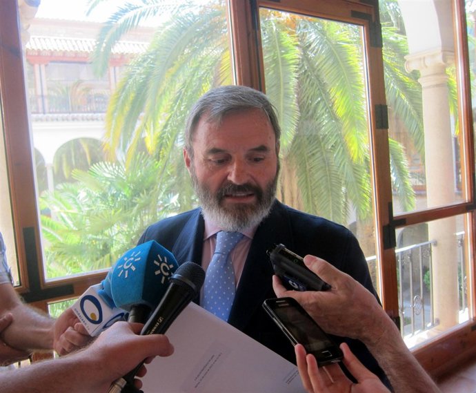 El subdelegado del Gobierno en Jaén, Juan Lillo, atiende  a los periodistas.