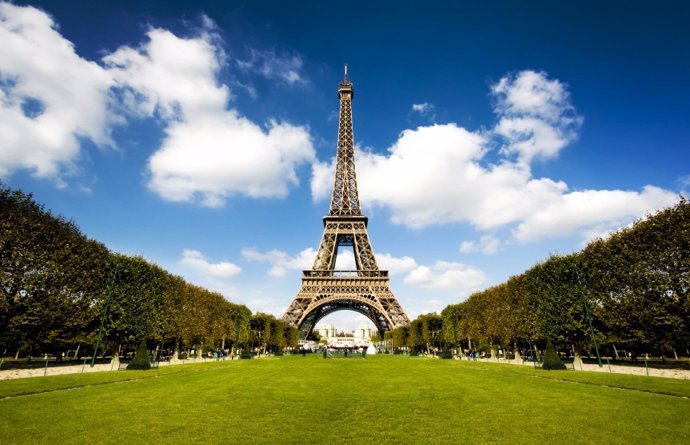 Beautiful photo of the Eiffel tower in Paris.