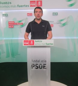 El vicesecretario general del PSOE-A, Mario Jiménez,  en rueda de prensa