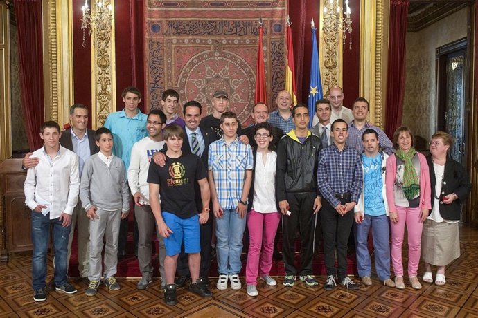 Alli junto con los deportistas homenajeados.