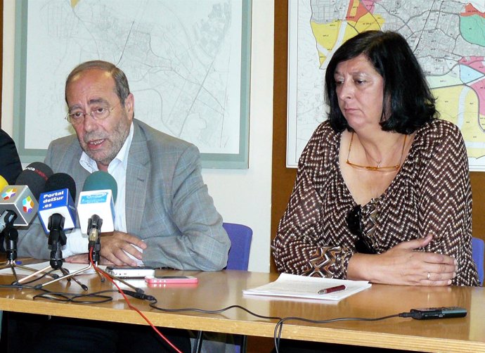 El alcalde de Fuenlabrada y la vicealcaldesa, esta mañana, en rueda de prensa